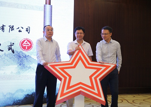 方正電子總裁楊斌（中）、華為中國(guó)區(qū)企業(yè)BG廣電媒資業(yè)務(wù)部副部長(zhǎng)張宏中（右一）、方正電子數(shù)字出版與教育業(yè)務(wù)部總經(jīng)理劉長(zhǎng)明（左一）共同發(fā)布融合云出版解決方案.jpg