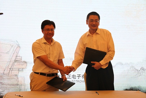 方正電子總裁楊斌（左）、國(guó)家開(kāi)放大學(xué)出版?zhèn)髅郊瘓F(tuán)總編輯、中央廣播電視大學(xué)出版社總編輯任巖（右）代表雙方簽約.jpg